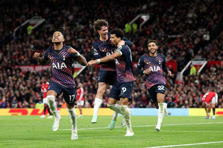 Dominic Solanke celebra gol do empate do Tottenham diante do United em pleno Old Trafford &ndash;