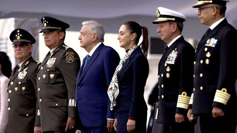 A presidente do M&eacute;xico, Claudia Sheinbaum, e seu antecessor, Andr&eacute;s Manuel L&oacute;pez Obrador, concederam aos militares enorme poder econ&ocirc;mico, aliado ao seu hist&oacute;rico poder pol&iacute;tico e simb&oacute;lico