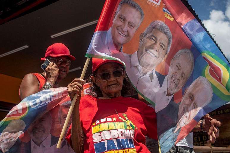 Eleitora faz campanha para Lula e candidatos petistas na Bahia, &agrave;s v&eacute;speras do primeiro turno. Para analistas, benef&iacute;cios sociais do atual governo n&atilde;o impactaram eleitorado da mesma forma que Jair Bolsonaro fez em 2022