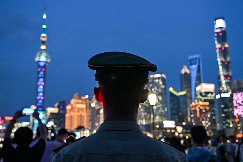 Na China, a pol&iacute;cia mant&eacute;m trabalho pr&oacute;ximo com as empresas respons&aacute;veis pelas redes sociais