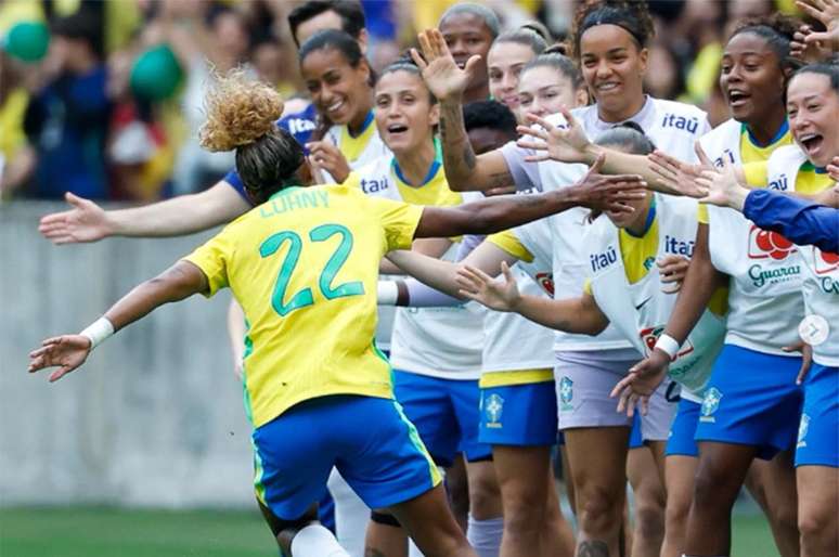 Luany comemora com as companheiras ap&oacute;s abrir o placar para o Brasil &ndash;