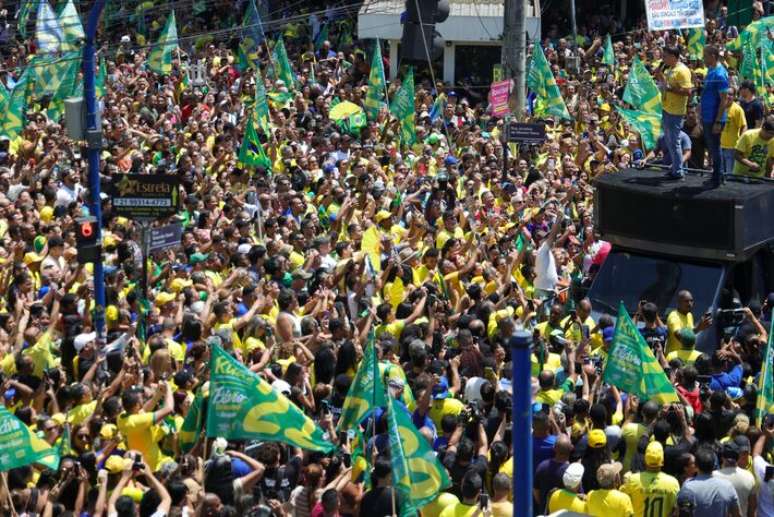 PKBOL 10/10/2026 - FL&Aacute;VIO BOLSONARO / S&Atilde;O GON&Ccedil;ALO - Carreata e Motociata com Fl&aacute;vio Bolsonaro e Douglas Ruas em S&atilde;o Gon&ccedil;alo. Foto Pedro Kirilos/Estad&atilde;o