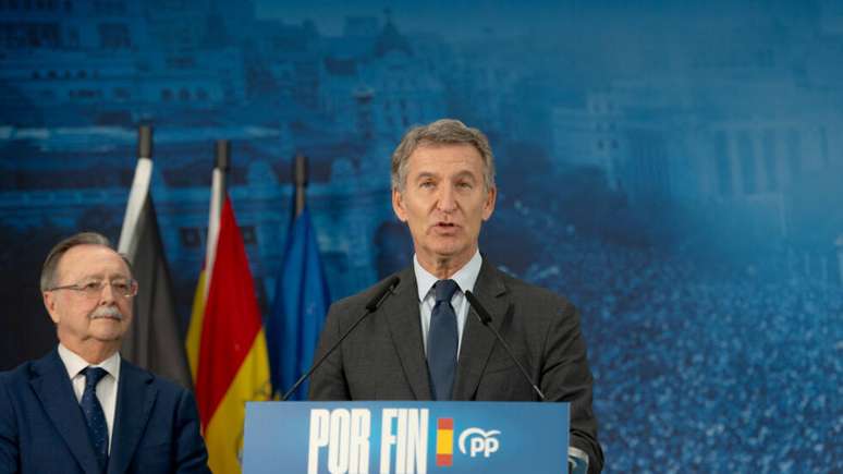 Alberto N&uacute;&ntilde;ez Feij&oacute;o, l&iacute;der do Partido Popular, foca discurso nos temas de imigra&ccedil;&atilde;o e seguran&ccedil;a. (07/10/2026)