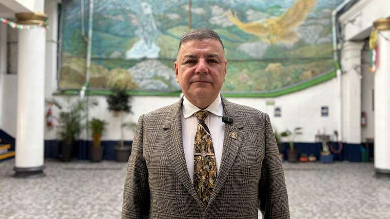 O diretor do col&eacute;gio Alarid, &Oacute;scar Lira, est&aacute; promovendo uma profunda transforma&ccedil;&atilde;o da escola militarizada que ele conheceu quando era estudante