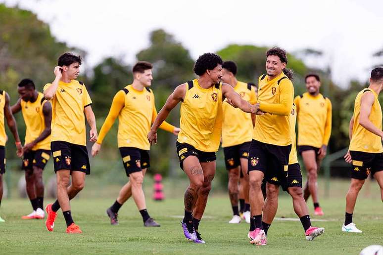 Jogadores participam de treinamento no CT do Sport, em Recife &ndash;