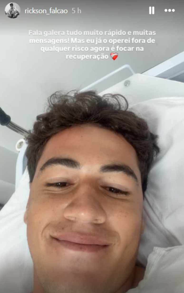 Surfista Rickson Falc&atilde;o tranquiliza f&atilde;s em rede social dizendo que est&aacute; bem ap&oacute;s ser baleado durante tentativa de assalto em Saquarema (RJ)