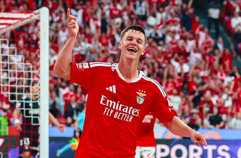 Samuel Dahl festeja seu gol na vit&oacute;ria do Benfica sobre o Vit&oacute;ria de Guimar&atilde;es &ndash;