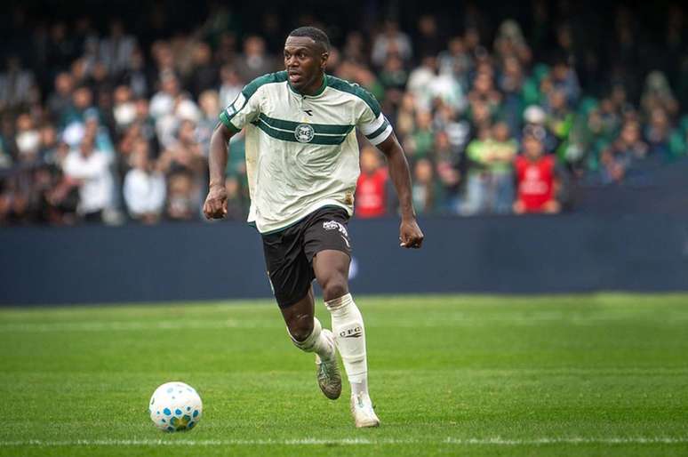 Jacy em a&ccedil;&atilde;o com a camisa do Coritiba na temporada &ndash;