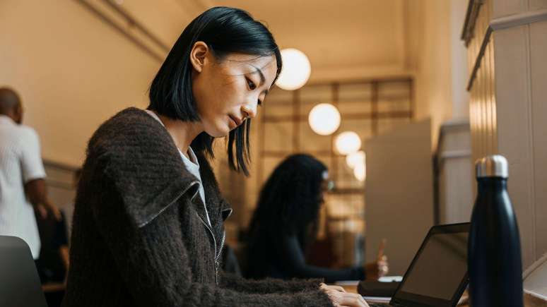 Fazer pausas suficientes durante o uso do laptop pode ajudar a manter o pesco&ccedil;o em movimento e saud&aacute;vel