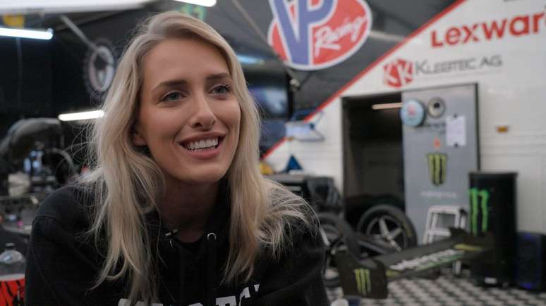 Jndia Erbacher brinca que, para competir na Top Fuel, &eacute; preciso ter 'bolas'