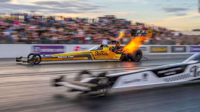 Os carros da Top Fuel saem de zero a 160 km/h em menos de um segundo
