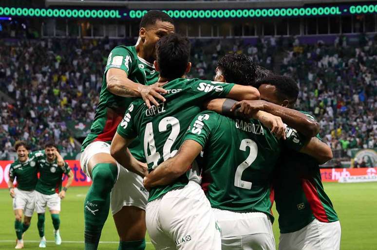 Palmeiras arrasa o Corinthians e mostra que vai brigar pelo titulo com o Fla at&eacute; o fim.