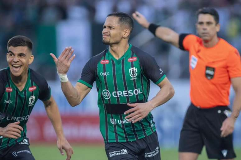 Jogadores do Dog&atilde;o celebram gol contra o Floresta &ndash;