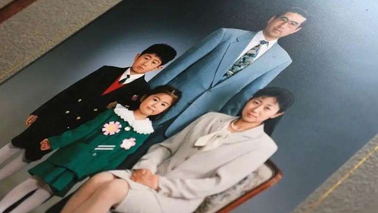 Yasuo, Yuko e os filhos em uma fotografia de fam&iacute;lia. As duas crian&ccedil;as estavam na escola e sobreviveram ao desastre