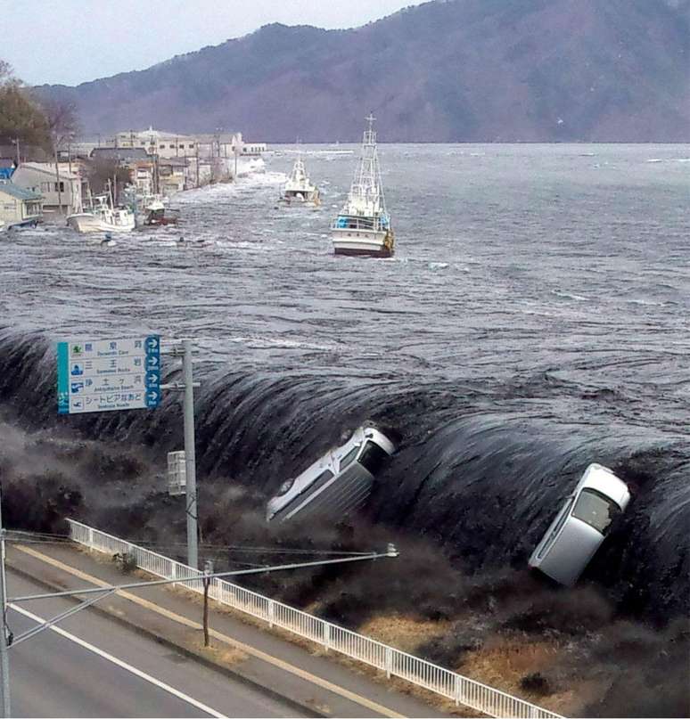 O tsunami foi provocado por um forte terremoto submarino de magnitude entre 9.0 e 9.1, ocorrido ao largo da costa nordeste do Jap&atilde;o