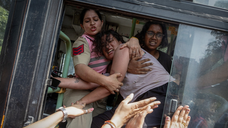 Muitos dos manifestantes tentaram escapar dos ve&iacute;culos policiais
