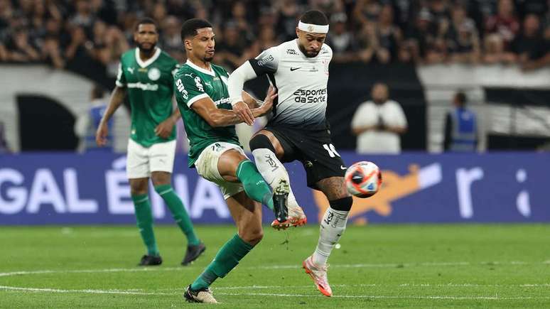 Memphis Depay tem um gol contra o Palmeiras, nas oitavas da Copa do Brasil de 2025 &ndash;