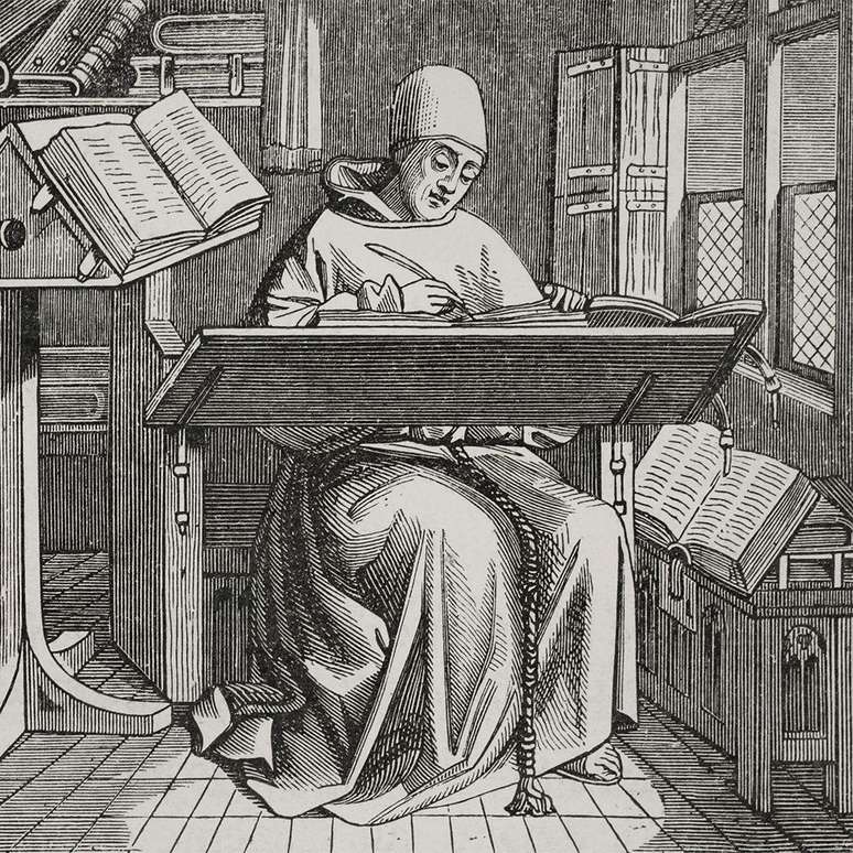 Um desenho em preto e branco mostra um escriba medieval sentado diante de uma mesa inclinada, escrevendo com uma pena. Ele est&aacute; em uma pequena sala com duas janelas e dois livros abertos, um de cada lado.