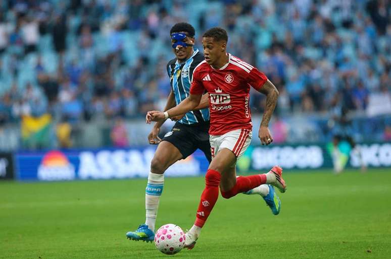 Wallace em a&ccedil;&atilde;o tentando marcar Vitinho, o autor do gol colorado &ndash;