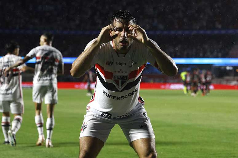 Calleri comemora o primeiro gol do S&atilde;o Paulo. sobre o Vit&oacute;ria.