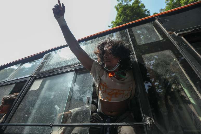 Muitos dos detidos continuaram gritando palavras de ordem das janelas das viaturas policiais