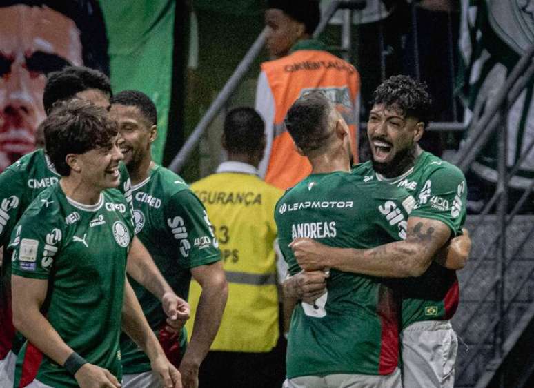 Barboza celebra gol que abriu caminho para vit&oacute;ria no d&eacute;rbi