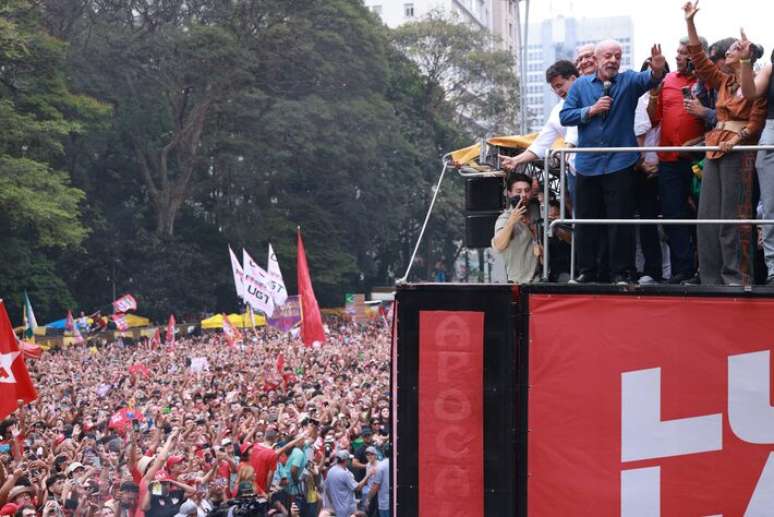 Lula discursa em ato na Avenida Paulista, em S&atilde;o Paulo
