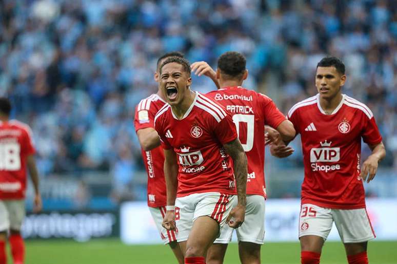 Vitinho abre o placar pro Colorado &ndash;