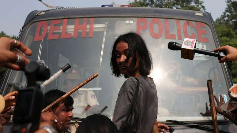 Manifestantes se posicionaram diante das viaturas policiais para impedir que levassem os detidos