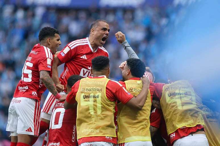 Gabriel Mercado comemora o gol junto aos companheiros &ndash;