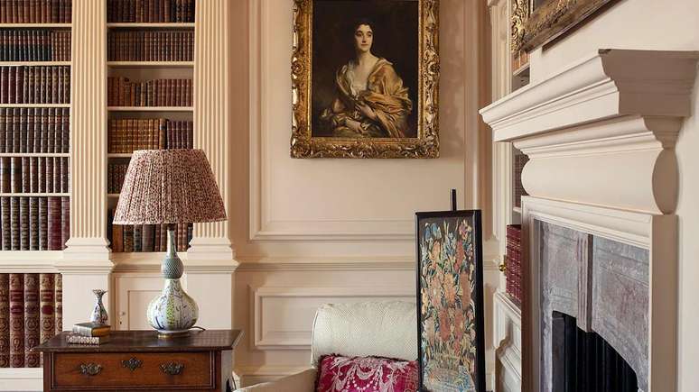 Um retrato de Sybil, marquesa de Cholmondeley e irm&atilde; do propriet&aacute;rio, pintado por John Singer Sargent, &eacute; uma das obras de destaque da mans&atilde;o