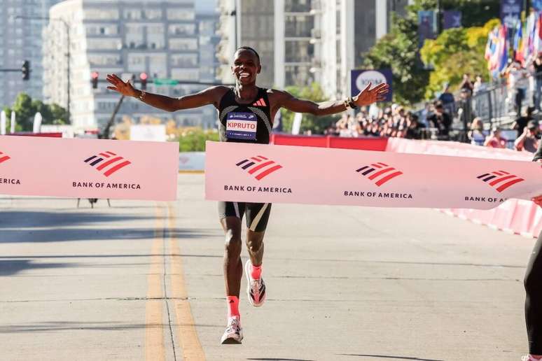 Amos Kipruto, campe&atilde;o masculino (Largada da Maratona de Chicago ((c)KEVIN_MORRIS all rights reserved)