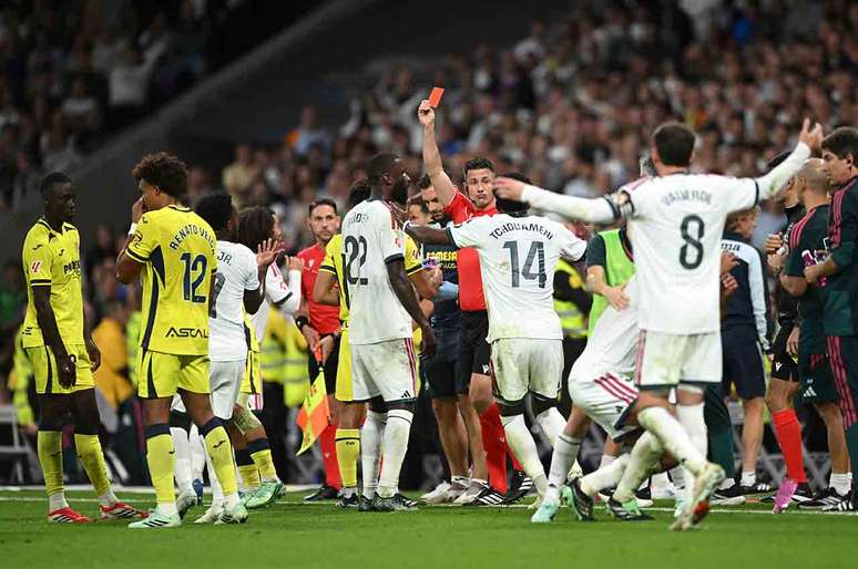 Vini Jr recebe cart&atilde;o vermelho do &aacute;rbitro Isidro Diaz de Mera em Real Madrid x Villarreal &ndash;