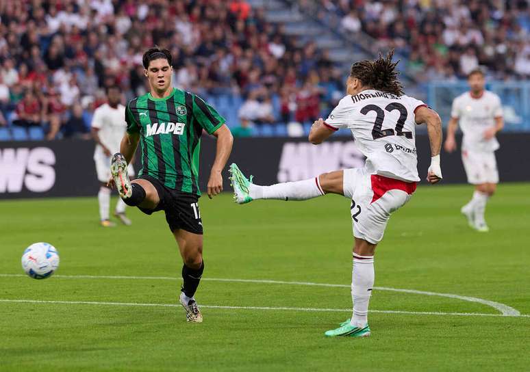 Diego Moreira, do Milan, finaliza a gol diante de defensor do Sassuolo &ndash;