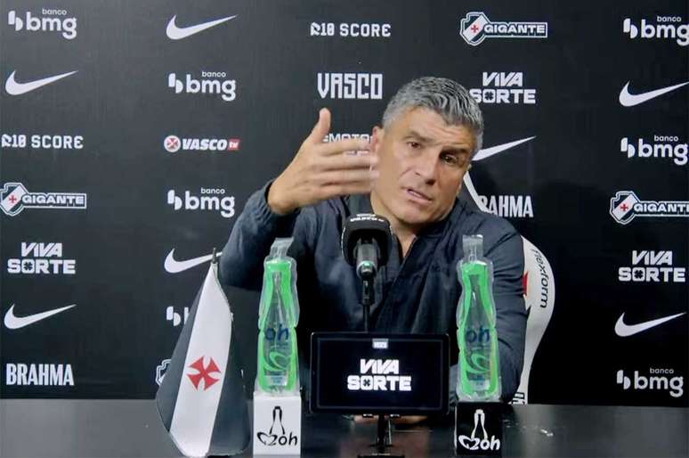Pedro Emanuel tenta explicar o que houve com o Vasco no jogo deste s&aacute;bado &ndash;