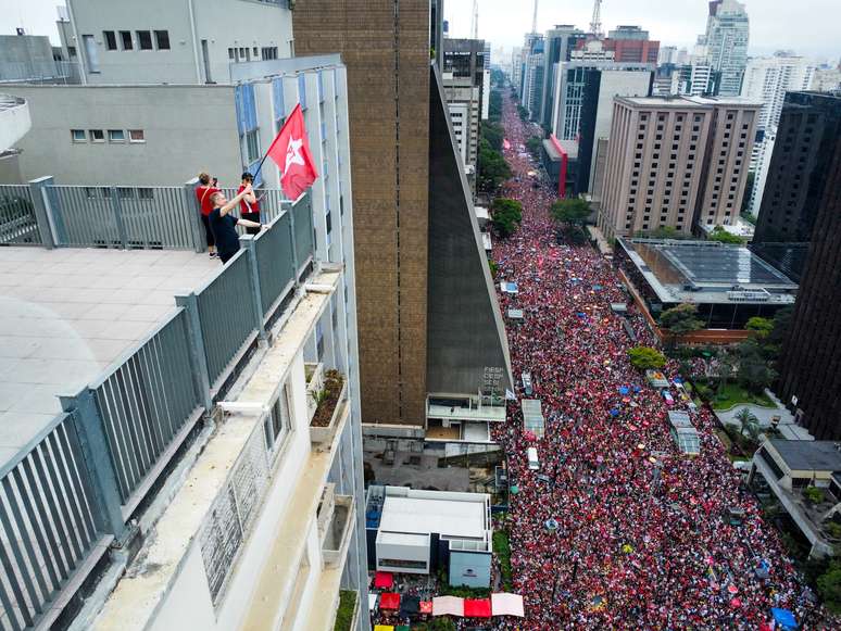 Militantes, simpatizantes e apoiadores do presidente da Rep&uacute;blica, Luiz In&aacute;cio Lula da Silva (PT), participam de um ato pol&iacute;tico em apoio &agrave; sua reelei&ccedil;&atilde;o na Avenida Paulista, na cidade de S&atilde;o Paulo (SP), neste domingo, 11
