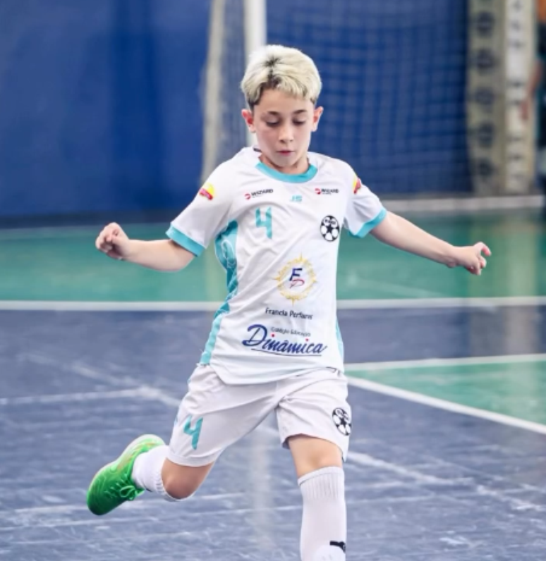 Lucas Coelho, de 10 anos, antes de raspar a cabe&ccedil;a para enfrentar um tratamento contra c&acirc;ncer