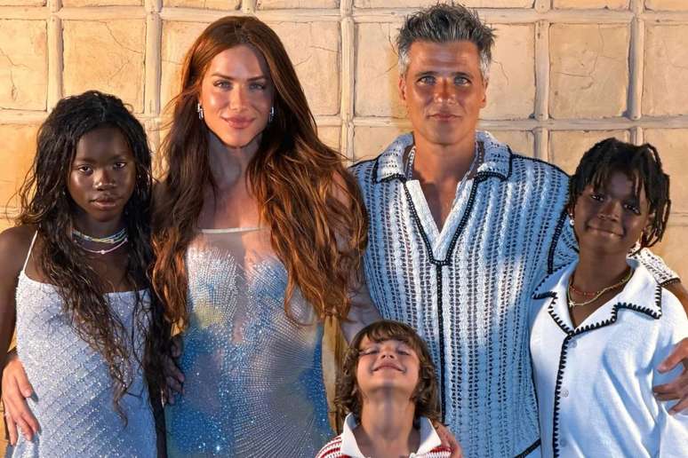 Bruno Gagliasso e Giovanna Ewbank com os tr&ecirc;s filhos