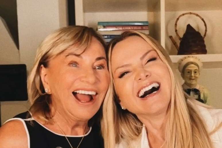 Eva e Eliana posam sorridentes