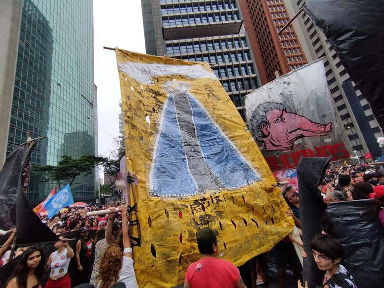 Militantes, simpatizantes e apoiadores do presidente da Rep&uacute;blica, Luiz In&aacute;cio Lula da Silva (PT), participam de um ato pol&iacute;tico em apoio &agrave; sua reelei&ccedil;&atilde;o na Avenida Paulista, na cidade de S&atilde;o Paulo (SP), neste domingo, 11 de outubro de 2026