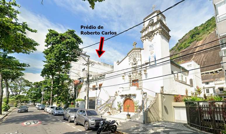 A igreja com fachada inspirada nas capelas de miss&otilde;es espanholas fica a poucos metros do pr&eacute;dio do cantor