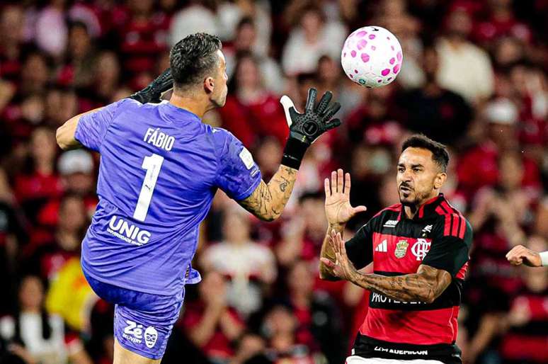 Danilo levou a pior em dividida com F&aacute;bio &ndash;