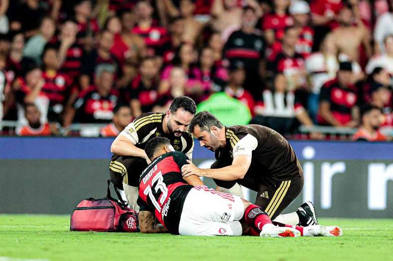 Danilo deve desfalcar o Fla em sequ&ecirc;ncia decisiva &ndash;