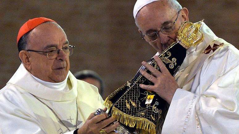 O ent&atilde;o arcebispo de Aparecida, Raimundo Damasceno, e o papa Francisco, duante visita do religioso ao Brasil, em 2013
