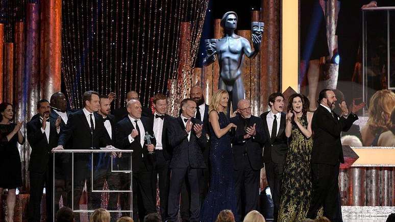 O elenco de Breaking Bad recebe o principal pr&ecirc;mio de s&eacute;rie dram&aacute;tica no SAG Awards, em Los Angeles, em 2014