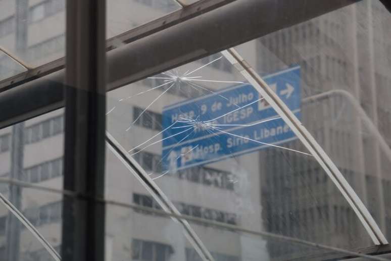 Vidro quebrado no acesso da esta&ccedil;&atilde;o Trianon-Masp
