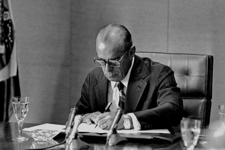 A declara&ccedil;&atilde;o do 12 de outubro como feriado nacional foi sancionada pelo presidente Jo&atilde;o Figueiredo, em 30 de junho de 1980