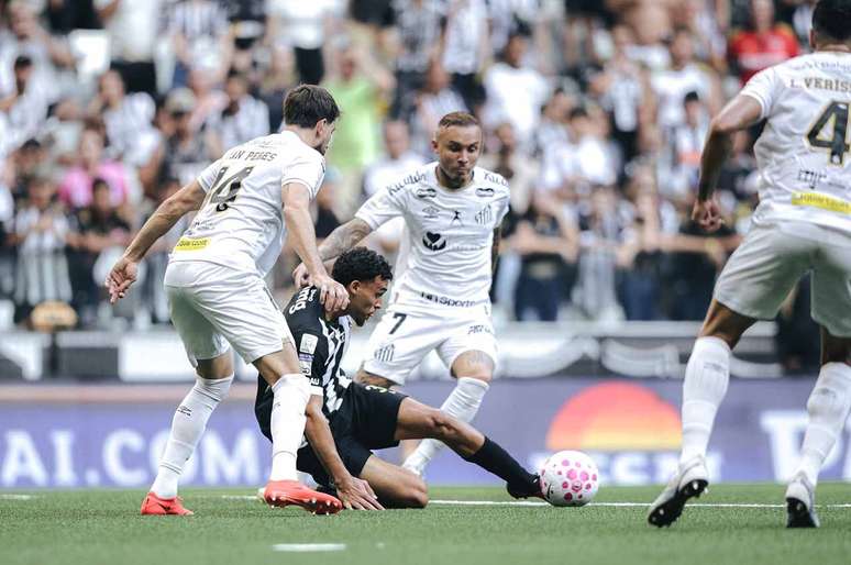 Dentro de campo, o Santos perdeu de virada para o Atl&eacute;tico fora de casa &ndash;