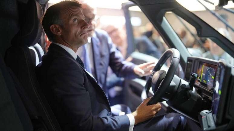 Presidente franc&ecirc;s, Emmanuel Macron, experimentou um Renault Trafic na abertura do Sal&atilde;o do Autom&oacute;vel de Paris. (12/10/2026)