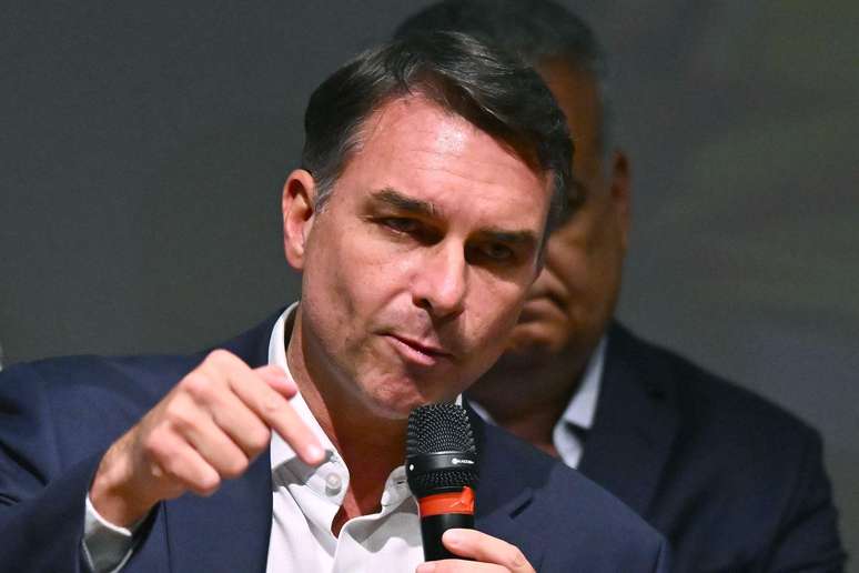 Fl&aacute;vio Bolsonaro, candidato do PL &agrave; Presid&ecirc;ncia, disputa o segundo turno com Lula no domingo, 25 de outubro